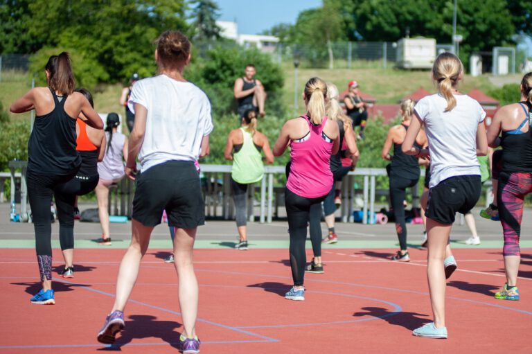 Sportgruppe beim gemeinsamen Training im Freien
