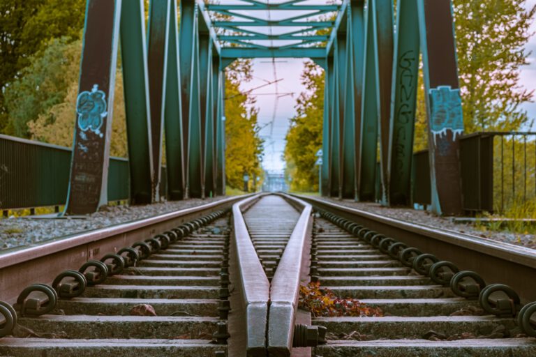 Bahngleise führen über eine Stahlbrücke