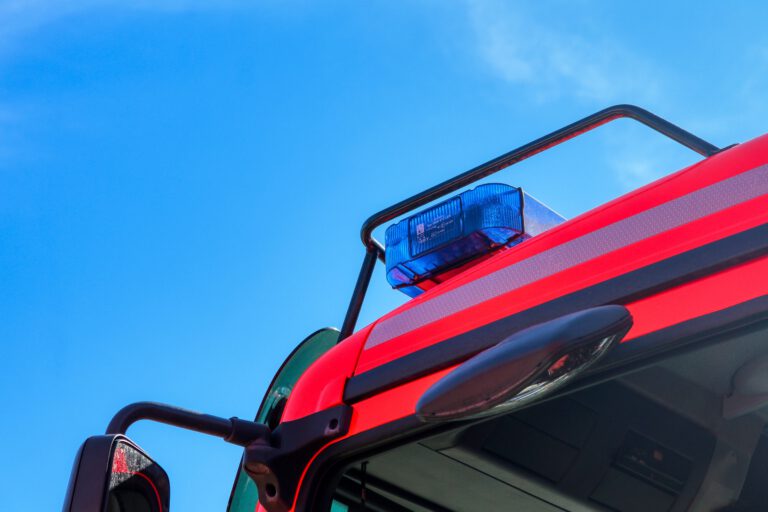 Feuerwehrfahrzeug mit Blaulicht